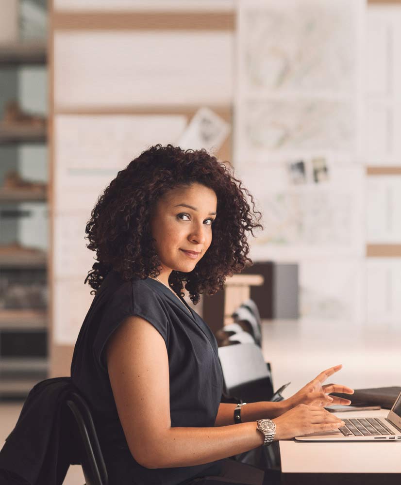 Mees ja naine vaatavad telefoni. Naine seletab mehele midagi.