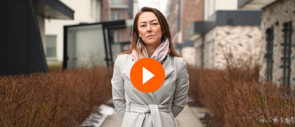 Naine seisab Merko Veerenni arenduse taustal