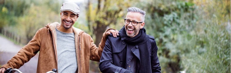 Два счастливых человека, выбравших услугу Swedbank – страхование имущества.