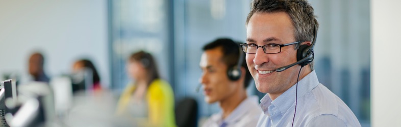 Сотрудники аварийно-спасательной службы, оказывающие помощь в рамках полиса страхования недвижимости.