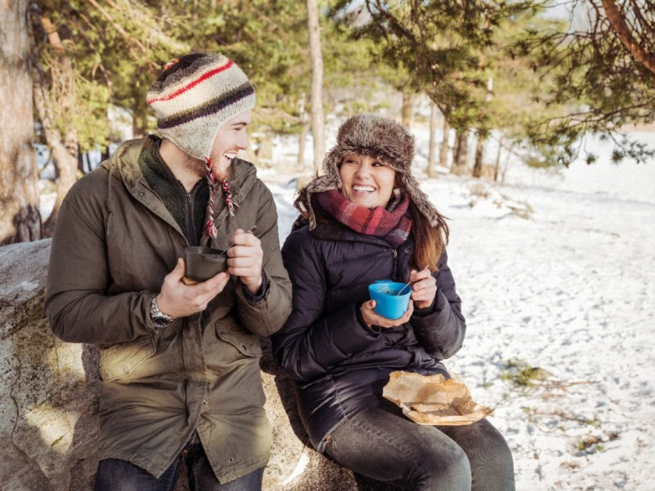 Noorpaar joob kelgumäel rõõmsalt termosest kohvi.