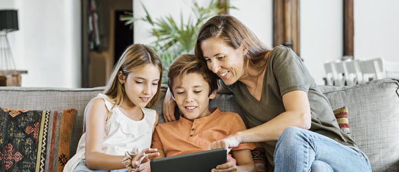 Мама показывает детям в компьютере интернет-банк