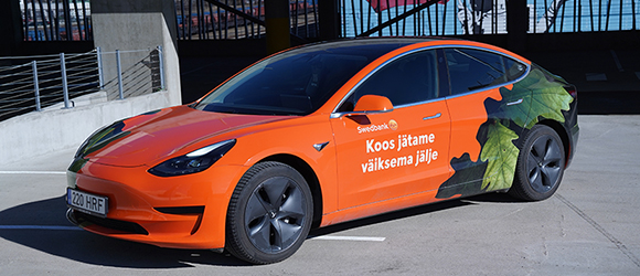 Автомобиль Tesla в цветах бренда Swedbank